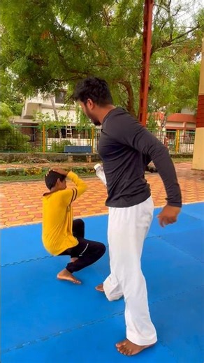 Simple Trick to Escape a Rear Bear Hug! 🥋#SelfDefense #MartialArts #BearHugEscape #StreetSafety
