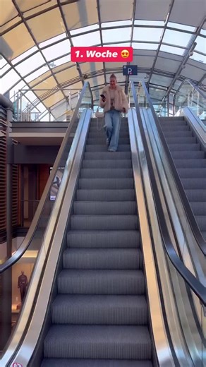 Lies das 👉 Klar ist es schmerzhaft, wenn er am Anfang Interesse zeigt, zwischen euch echte Verbindung da ist und er sich dann aus dem Nichts komplett distanziert. 👩: „Wenn er wenigstens klar kommuniziert hätte, dann könnte ich abschließen.“ 👉 Girl, du bist definitiv in der Lage, tiefer zu blicken….. Du hast diese Erfahrung nicht umsonst angezogen. Vor allem dann nicht, wenn sie sich wiederholt. Es liegt auch nicht daran, dass plötzlich alle Männer bindungsunfähig sind. ☝️ Du ziehst aktuell di