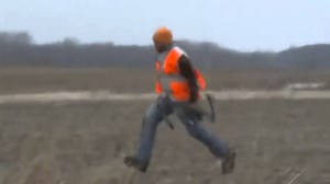 Un chasseur essaie d'attraper un faisan