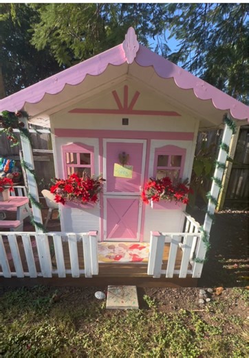 Pretend play builds language, social skills, problem solving and a whole lot of confidence! #pretendplay #LearningThroughPlay #pretendplayfood #playhouse