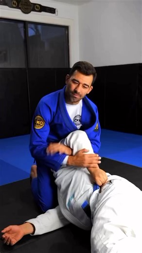 💣 The Power of the Kimura — The Lock That Breaks Everything 🔥 The Kimura isn’t just a shoulder lock — it’s total control. It twists the shoulder, isolates the arm, and gives you complete dominance over your opponent. 💪🏽 Once it’s locked, they can’t move, they can’t roll — they can only tap or snap. It’s the move that turns defense into offense, and chaos into checkmate. ♟️ #KimuraLock #BJJFinisher #GrapplingPower #MMAJiuJitsu #BrazilianJiuJitsuLife #BJJFlow #CombatMindset #FightScience #Subm
