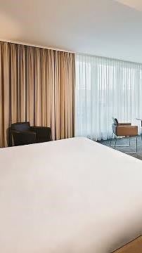 Hotel Lindner Hyatt Köln am Dom / Deluxe Zimmer mit Arbeitsecke und Balkon 7. Stock / Zentrum City