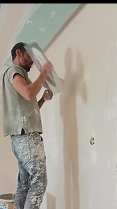 سلام. درس هام في كيفية تسوية الجدار الكثير الاعوجاجات و توضيح المراحل الاساسية و الصحية و معالجة الجدران بتطبيق نوعية لوندوي جد صلب و رطب و يتحمل عند تطبيقه بسمك كبير ( لا يتشقق بعد جفافه ). شاهدو الفيديو للاخير للاستفادة التامة. فرجة مفيدة للجميع #صباغة#دهان #طلاء_منازل | Kaizen Decoration