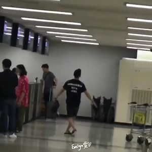 [TRANS][230326] MINHYUK HỌC MÚA BALLET 🌰: Em là học sinh được đào tạo về nhảy của một trường cấp 3 nghệ thuật. Thế nên em phải ăn kiêng và luyện tập rất chăm chỉ để không thua kém các bạn trong lớp. 🐿: Anh thì không có được đào tạo học nhảy hồi cấp 3 nhưng cũng có tham gia một khoá dạy nhảy ở trường. Anh được dạy chủ yếu về ballet, ngoài ra còn nhảy nhạc jazz, nhảy đương đại nữa. Anh đã như vậy suốt hơn 1 năm đầu của đại học. Học nhảy khó lắm nên anh rất khâm phục và tôn trọng những vũ công th