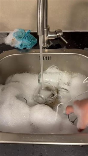 Tiny Kitchen Hack: USB Sink Dish Cleaner Test!