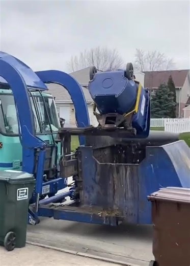 Automated Yardwaste Truck in the Fall