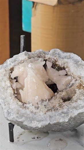 #geode #calcite #uv #blacklight #NFS #keokuk #rockhound | KeokukGeodes