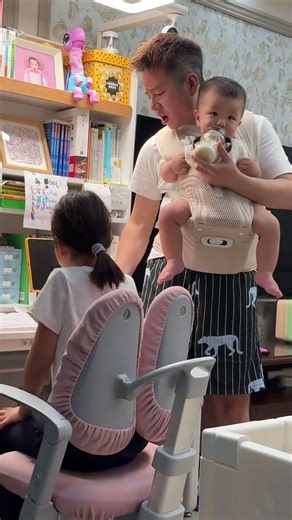 人类的悲喜并不相通！三个人，三种心情！ #带娃哪有不疯的#宝贝第一玩要一起#宝贝第一气囊腰凳#宝贝第一带娃出行三件套#世喜奶瓶断乃神器