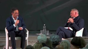 IL SIGNIFICATO DEL CRISTIANESIMO «Il significato del Cristianesimo, nel senso più profondo, è l’umanizzazione di Dio per pensare la divinizzazione dell’essere umano, la theosis. Perchè Dio in Gesù si è fatto uomo? Per versare il suo sangue? Per essere l’agnello immolato? No; “si è fatto come noi per farci come lui“. Questo canto popolare riprende l’idea di Sant’Ireneo, l’idea della theosis, della deificatio, della divinizzazione dell’essere umano. E questa cosa è possibile, c’è sempre stata». #V