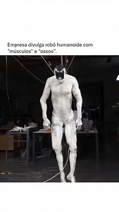 A Clone Robotics, uma startup com operações nos Estados Unidos e na Polônia, revelou recentemente o Protoclone V1, um robô humanoide musculoesquelético projetado para replicar com precisão a biomecânica humana. Equipado com mais de 1.000 fibras musculares artificiais e 500 sensores, o Protoclone V1 apresenta movimentos que se assemelham notavelmente aos de um ser humano real. Sua estrutura inclui articulações artificiais nos tornozelos, joelhos, quadris, cotovelos e pescoço, além de componentes 