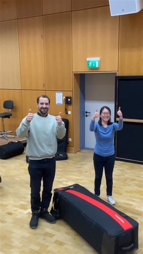 Philharmonisches Orchester Bremerhaven on Instagram: "Unsere Schlagzeugerin Tomoyo Ueda sowie unsere Percussion- und Orchesterwartaushilfe Jakub „Kuba“ Kowalski demonstrieren, wie man eines unserer größten Dienstinstrumente für den Transport vorbereitet. Unser Marimbaphon „Marimba One“ aus Honduras Palisander und Mahagoni wiegt 235 Kg und passt nicht in unseren Aufzug, sodass es zwischen Orchesterprobensaal und Bühne manchmal mehrfach täglich zerlegt und wieder aufgebaut werden muss. Beim 5. Sin