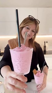 Un gelato velocissimo Yogurt e Fragole 🍓 🍦 da fare in casa SENZA GELATIERA, SENZA UOVA, SENZA ZUCCHERI… ma BUONISSIMO lo stesso e che sa di fragola! 😂😉 Servono 2 vaschette di Fragole 🍓 e 250 g di Yogurt greco io 0% oppure intero, stop! Le fragole dopo averle pulite e lavate le tagliamo a pezzi le mettiamo in un sacchetto per freezer e congeliamo! Una volta congelate possiamo procedere con la preparazione! Le versiamo in un cutter o frullatore insieme allo Yogurt e azioniamo muovendole di ta
