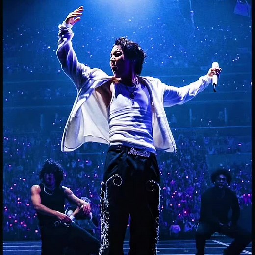 J-Hope y Becky G en Chicken Noodle Soup en vivo