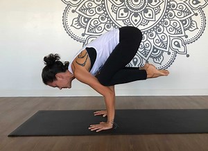 10 Crow Pose Variations to Level up Your Yoga Practice - Hosh Yoga