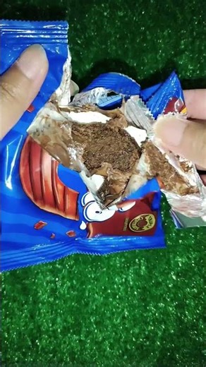 #asmrsounds #satisfying #yummy #cake #chocolate صوت فتح كعكة دونات لذيذة ومُرضٍ للغاية