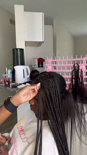 I thought being quick was the goal… but then I learned clean technique > fast hands. Quality will ALWAYS speak louder than speed ✨ Although I am the fastest Braider in my area😝 ACCEPTING NEW CLIENTS 🩷 Text to book 954.601.4070 Broward Braider 📍 #browardbraids #miamibraider #browardbraider #knotlessplaits #knotlessbraids #jumboknotlessbraids #lauderhillbraider #fortlauderdalebraider #plaits #lemonadebraids #tribalbraids #northlauderdalebraids #hairbyoshunllc #extendedponytails #knotlessbraider