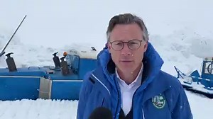 Durchstich am Großglockner mit Segen von „höchster Stelle“ 🏔️ Nachdem in diesem schwierigen Jahr die Räumung der Großglockner Hochalpenstraße erst mit einigen Wochen Verspätung starten konnte, haben sich die Räumtrupps der GROHAG von Salzburger und Kärntner Seite gestern zum Durchstich am Hochtor getroffen. Begleitet wurde das traditionelle Aufeinandertreffen von und an höchster Stelle: Die höchsten katholischen Würdenträger beider Bundesländer erteilten gemäß dem Glockner-Leitspruch ´IN TE DOM