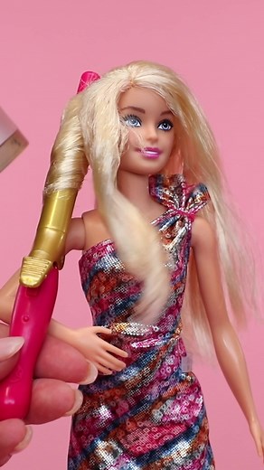 How to refresh your barbie’s hair is such an easy process #barbie #barbietransformation #dollmakeover