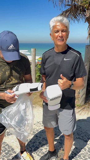 138K views · 30K reactions | Essa luva tem um significado muito especial. Foi na primeira luta de boxe do Popó que ele me entregou a original, e agora, mais de 30 anos depois, ele me presenteia novamente com essa memória. Ela representa não apenas a nossa jornada para vencer, mas também uma amizade que atravessou décadas e se fortaleceu com o tempo. Amizade verdadeira é um presente que guardo com carinho. 壘欄 | Bebeto | Facebook