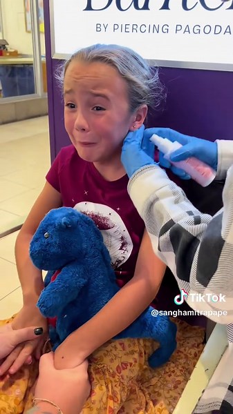 The reaction of these American teenagers to their first ear piercing is shocking,especially the final scream 😱 #funnyvideos #usa_tiktok #pierceear #reaction