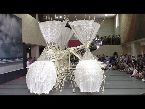 風で動く芸術、まるで生き物 テオ・ヤンセン展 動く「ストランドビースト」たち 三重県立美術館