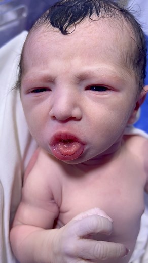 #babyfirstminutes #love #baby Cute eyes and beautiful reactions 👶🏻❤️😍 | Baby first minutes