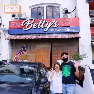 35K views · 460 reactions | #吉隆坡 也能找得到 #经典美式美食  这是一家家庭式经营的 #美式猪肉餐厅 主打猪肉料理，各种西式美食，如汉堡包、三文治、意大利面和猪扒等，都可以在这里找到‼️特别推荐这里的前菜Dog Food  Root Beer猪肋排  Betty's Midwest Kitchen | 大马吃货 | Facebook