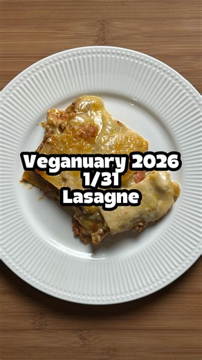 Michi Strauß | Vegane Rezepte on Instagram: "Tag 1/31: Veganuary 2026 - Vegane Lasagne 🌱😍 @straussikocht_ Eine richtig gute Lasagne braucht eine richtig gute Bolognese und eine richtig gute Béchamel, die beim Backen zwischen Nudelplatten miteinander verschmelzen 😋 Für die Bolo: 360 g veganes Hack 1 Zwiebel, klein gewürfelt 1 kleine Karotte, fein gewürfelt (optional) 1 Knoblauchzehe 1 Dose gehackte Tomaten (400 g) 1 EL Tomatenmark 80 ml veganer Rotwein (alkoholfrei), optional sonst mehr Brühe 