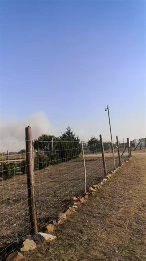 UPDATE @ 19:20 Residents of Island View, Vakansieplaas, and Aalwyndal are being evacuated following fires in the area. Read more here: https://www.mosselbayadvertiser.com/News/Article/Local-News/mossel-bay-fire-update-island-view-vakansieplaas-aalwyndal-residents-being-evacuated-202601060736 The fire on the farming land next to the N2 near KwaNonqaba has spread towards Aalwyndal, and is posing a threat to properties in the area. Mossel Bay Advertiser is in Aalwyndal with a live update. | Mossel 