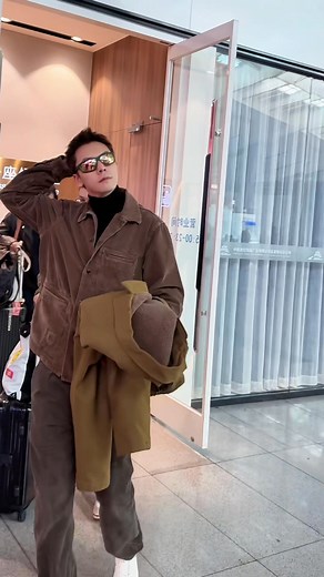 William Chan took a high-speed train from Beijing to Suzhou, waving to his fans with a smile. 陈伟霆北京出发坐高铁到苏州，与大家笑着打招呼和说拜拜 #陳偉霆 #WilliamChan #陈伟霆 #actor #fashion #cdrama #lovesambition #许我耀眼 #陈伟霆许我耀眼 #九门 #TheTreasuredBajiaBook #mysticnine | 陈伟霆陳偉霆資訊Williamchandata Fanpage