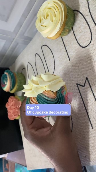 Day 10 of Easy Cupcake Decorating Ideas for Beginners