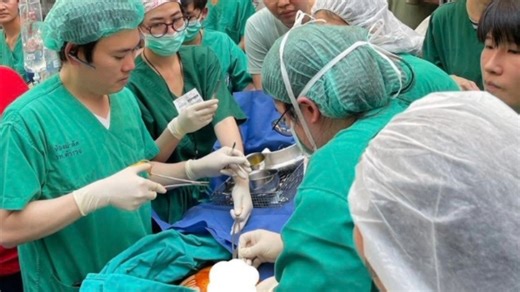 Video: Woman gives birth on Bangkok street minutes after huge quake