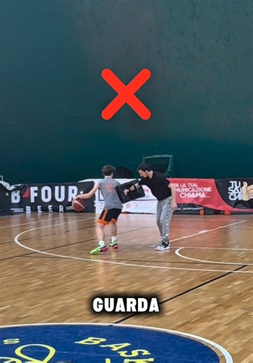 LAVORA CON IL CONTATTO 🫷 Il contatto è parte del gioco. É una costante sfida tra SFRUTTARE o ESSERE SFRUTTATI. Se ci facciamo PORTARE VIA, la difesa avrà su di noi il vantaggio di indirizzarci dove vuole. Se APPREZZIAMO il contatto, questo diventerà qualcosa che potremmo utilizzare a nostro favore per creare e sfruttare vantaggi. Innamoratevi del contatto. ⛹️ Nicholas Amato #bitlab #basketball #basketballtraining #basketballplayer #playhard