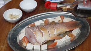 Teochew steam fish. Sour always goes well with fish, always add sour plums or assam to your fish dishes, it will brings out the flavour very well. ================================== **Purchase links for sauce and kitchenware: Seafood DTS Homemart: https://dtshomemart.justorder.today?s=cj9384 Ong KY Premium Fish Sauce Shopee: https://shp.ee/yds8h5t Himalayan Rock Salt Lazada: https://invol.co/cl7ebi2 Shopee: https://shp.ee/5tafy9m Thermos Dolphin Wok Lazada: https://invol.co/cl65xt7 Shopee: https