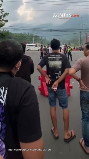 Frustrated by the Hours-Long One-Way Traffic, Motorists Open Road Blockade