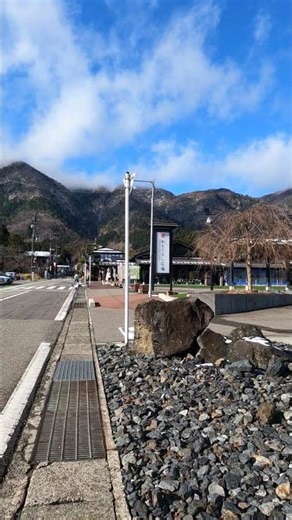 Street Walk Story🚶‍♂️蒼穹の山稜と無機質な礫が織りなす静寂の路傍：境界線の先にある一期一会の光景と自己の消失を綴るレクイエム 🏔️✨