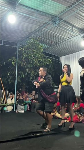 Unique dance on the dangdut stage #dangdut #dangdutan #dangdutkoplo #livemusic #covermusictop