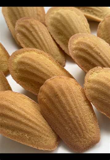 Ad | Madeleines Recipe 🤍 Delicate French shell-shaped cakes - buttery and tender with their signature hump. A little classic that goes perfectly with any coffee. 🥰 📝 Ingredients Makes: approx. 12 pieces Batter • 2 eggs (medium) • 80 g sugar (⅓ cup) • 100 g all-purpose flour (¾ cup) • 1 tsp baking powder • 90 g butter (6 tbsp) • 1 pinch of salt • a little vanilla • grated zest of ½ lemon 🤍 Instructions 1. Melt the butter and let it cool slightly. 2. Rub the sugar with the lemon zest between y