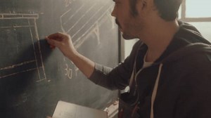 Un charpentier professionnel examine les notes : vidéo de stock (100 % libre de droit) 1111259527 | Shutterstock