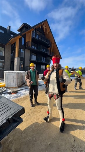 Luksusowe Apartamenty Inwestycyjne on Instagram: "Janosik przyjechał z pomocą 🏗️😎 Materiały na budowie się skończyły? Spokojnie — Janosik ogarnia 💪 A teraz już tylko odlicza dni do wielkiego otwarcia Resortu Aparthotel Natura 🌿✨ Jak sam powiedział: „Na wielkim otwarciu będzie się działo!” 🔥🥂 #JanosikNaBudowie #AparthotelNatura #inwestycja #BędzieSięDziało #tatrastyle #aparthotel #apartamentyinwestycyjne #biznes #tatry"