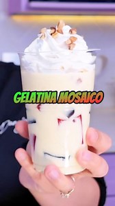 Gelatina mosaico!! 🥰 La favorita de mi papá 💖 la puedes realizar con las gelatinas que más te gustan de diferentes sabores y colores 🤩💕Comenta aquí abajo para subir mañana el flan 🥰#gelatinamosaico #comohacergelatinamosaico #gelatina #mosaico #fresa #limon #uva #decorandopasteles #danyorsan #saludosazucarados✌️💖 | Dany Orsan