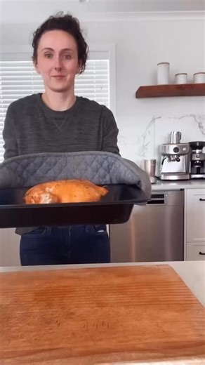 In less than 5 minutes, you can prep a gorgeous roast chicken and get it cooking, ready for the week. It’s also a super budget-friendly option (about 40% cheaper) compared to buying precooked chicken from the grocery store. Here’s how I make my golden roast chicken: 1.7 kg (3.75 lb) whole chicken 1 lemon Handful of fresh herbs (I love rosemary, thyme, oregano) Olive oil Salt and pepper Preheat the oven to 180ºC (355ºF) fan bake. Gently stab the lemon on all sides (this will release the juices as