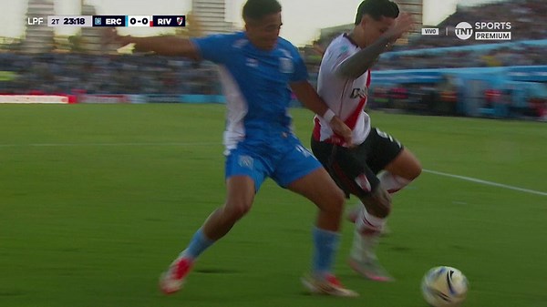 Fue hace nada más que 2 fechas. El árbitro era Arasa, el del penal bochornoso sobre la hora para River vs Gimnasia que no corrigió ni con llamado del VAR.Hay contacto, no hay intensidad para provocar nada en Driussi. No fue trending topic. Ah, pero Boca.