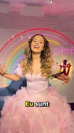 Tura Vura, adică cea mai caraghioasă vrăjitoare din lume, se crede astăzi o…Zână? Voi ce părere aveți, se pricepe la făcut magie sau mai are de exersat? 🤭 | Zurli