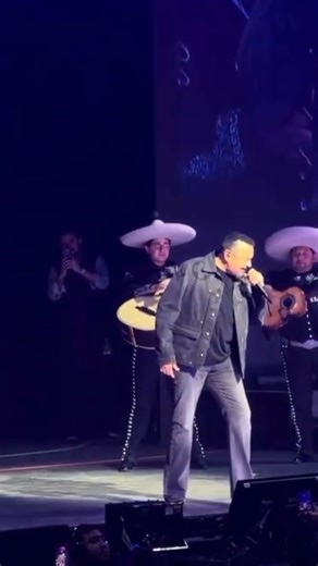 Pepe Aguilar sorprende al aparecer como invitado en el concierto de Peso Pluma en Texas