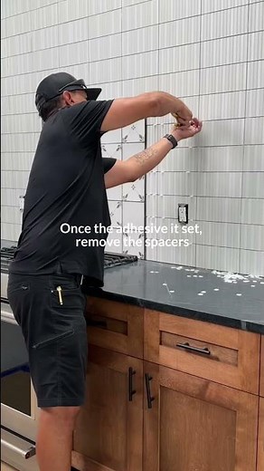 A brief step-by-step on how to install your kitchen backsplash!