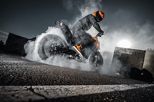 KTM『790 DUKE』2025年モデル発表、欧州と世界向けの2仕様で登場 1枚目の写真・画像 | レスポンス（Response.jp）