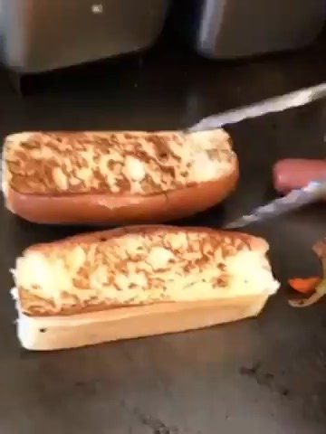 Hay que bajonear fuerte. Y esta es la comida por excelencia!! Hot dog o pancho envuelto en bacon o panceta con papas fritas y queso fundido 🌭🐷🔥❤️#comida #viral #shorts #food #foodinstagram #bajoneando #fyp #seguime #viraltiktok #fyppppppppppppppppppppppp #videos #reels #bajon #viral_video