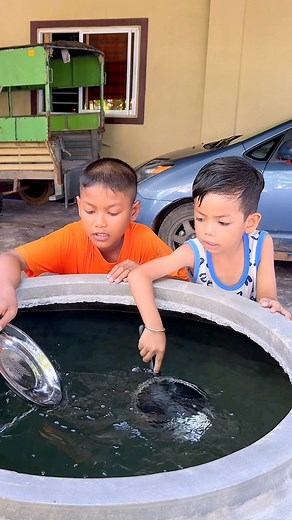 It's a good idea to use a magnet to extract iron from a bucket or jar of water #bushcraft #outdoors | TA BORA RONG