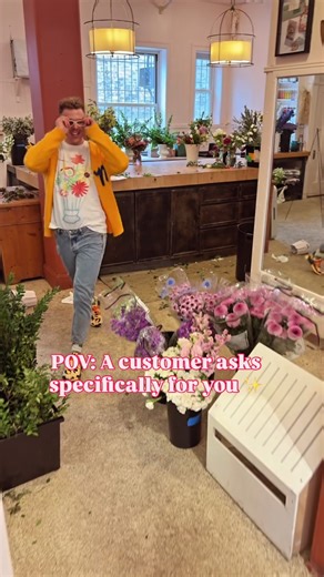 “Is Mark here?” YES HE IS! ✨😎💐 As a fourth-generation flower shop, we’re proud anytime someone asks to speak to the owner. Around here, it’s not a sign something is wrong; it’s a sign that we’re creating bouquets that are very, very right! Shop arrangements for pickup or delivery to Evanston, Chicago, and surrounding suburbs at shopsavilleflowers.com or at the link in our bio. 🚚 … #SavilleFlowers #EvanstonFlorist #ChicagoFlorist #Florist #NorthShoreFlorist